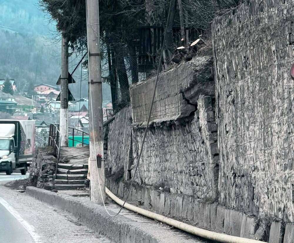 Un pericol iminent pe șoseaua națională DN1: zidul de sprijin de zeci de metri stă să se prăbușească peste traficul de pe ruta celei mai aglomerate șosele din România O construcție veche și insalubră, dar extrem de periculoasă, amenință stabilitatea și siguranța traficului rutier pe DN1, una dintre cele mai circulate artere din țară