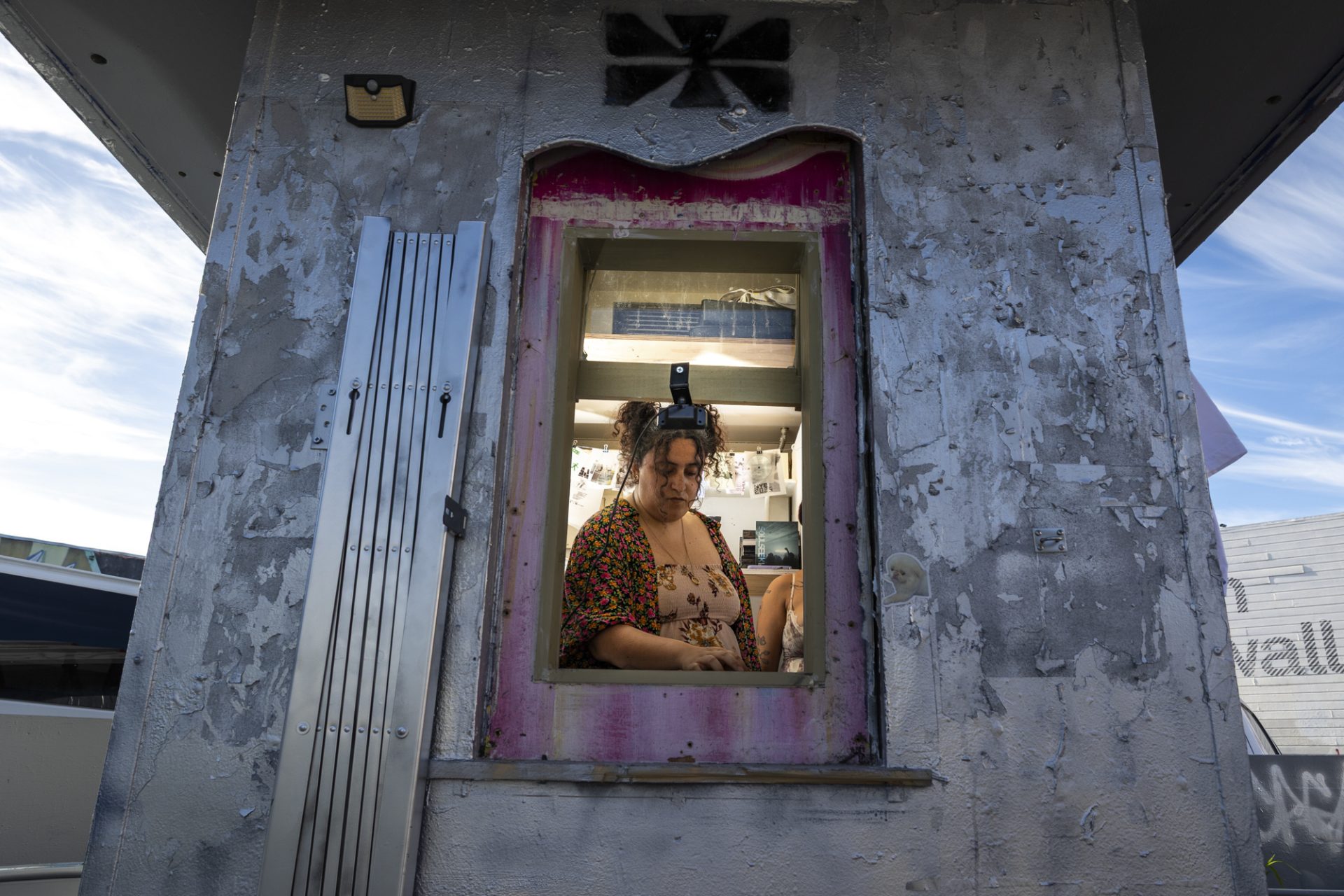 Tineri DJ și antreprenori culturali din San Francisco creează un curent independent în scena electronică, punând accent pe comunitate și solidaritate Doi prieteni de 26 și 27 de ani revoluționează scena muzicii electronice din San Francisco, nu prin promovare sau sponsorizări corporate, ci printr-un spirit independent și dedicare pentru cultura locală