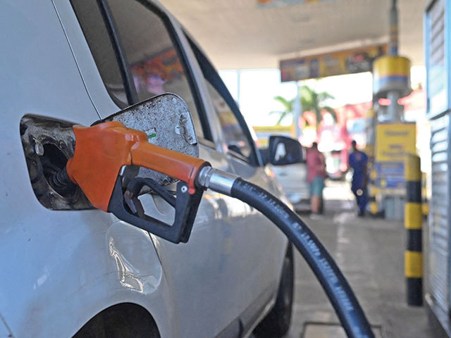 Prețul carburanților continuă să scadă, bucurând șoferii români înaintea sărbătorilor de Paște