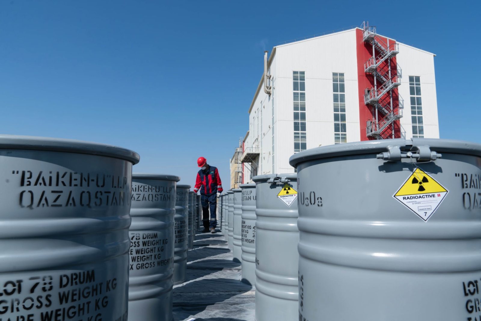 Şeful programului nuclear iranian exclude orice restricții la îmbogățirea uraniului Şeful Organizației iraniene pentru energie atomică, MOHAMMAD Eslami, a exclus joi orice restricții la programul de îmbogățire a uraniului, o mișcare care vine înaintea discuțiilor ce urmează să aibă loc în PAKISTAN