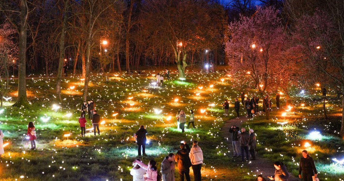 Craiova începe să prindă viață în plină pregătire pentru Târgul de Paște, chiar dacă oficial deschiderea a fost amânată și vremea capricioasă, cu ploi frecvente, nu a descurajat vizitatorii