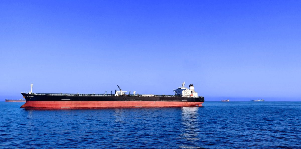 Petrolul american sare de 100 de dolari. Armistițiul SUA-Iran, FĂRĂ efect pe Hormuz