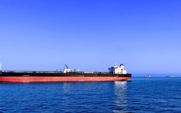 Petrolul american sare de 100 de dolari. Armistițiul SUA-Iran, FĂRĂ efect pe Hormuz