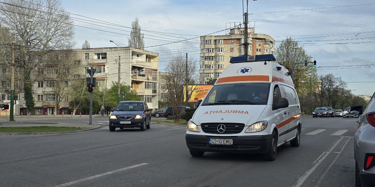Șoferii Români, în spatele ambulanțelor: Pot încălca regulile rutiere