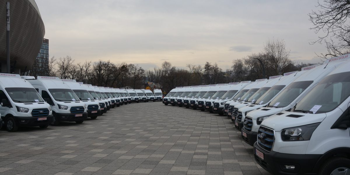 Afacere cu microbuze: Bolojan plătește 218.000 euro, ARGEȘ-ul acuză