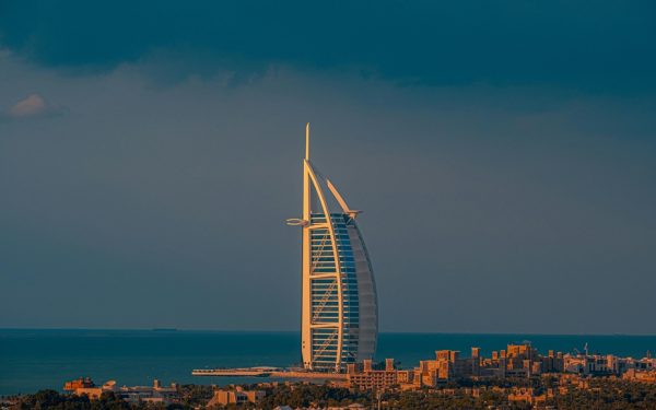 Burj Al Arab, hotelul-simbol din Dubai, se închide: renovări după ce fațada a fost avariată