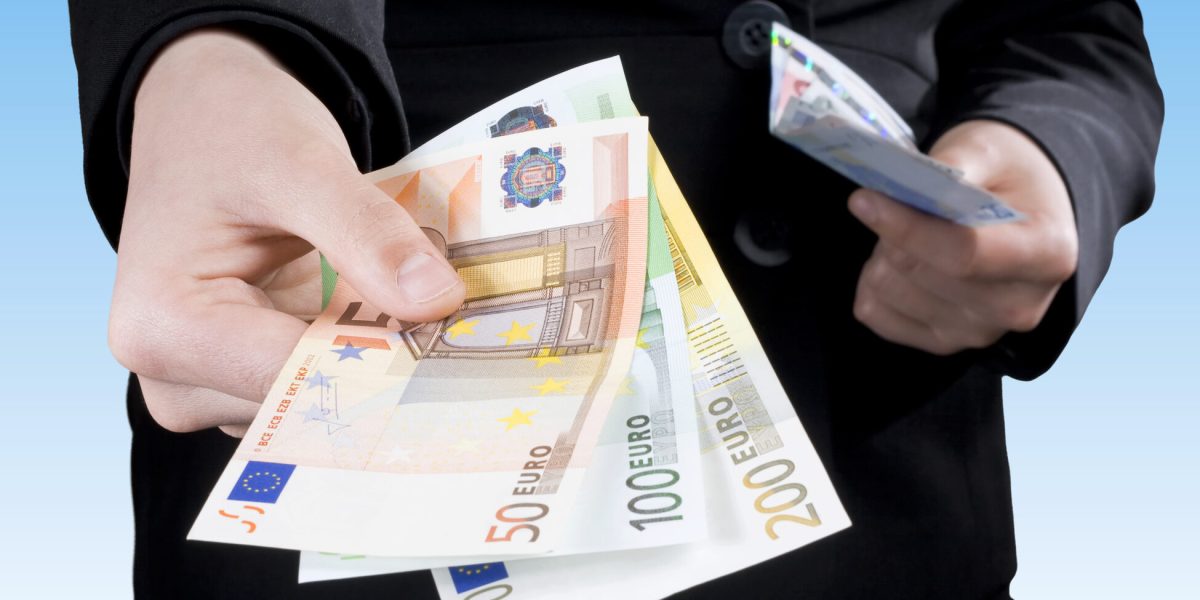 Bani pentru copii: 1.000 de euro de la stat. Unde pot beneficia românii?