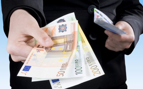 Bani pentru copii: 1.000 de euro de la stat. Unde pot beneficia românii?