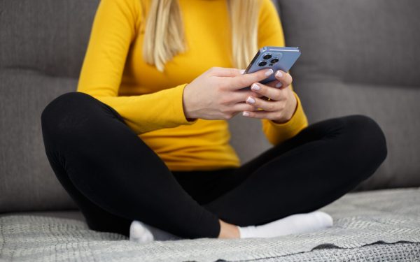 Specialiștii Demontează Iluzia Relaxării pe Telefon: E doar Praf în Ochi