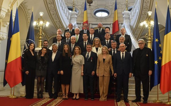 Club din SuperLiga, Fuziune-Bombă: Generația de AUR, Gata de Semnătură