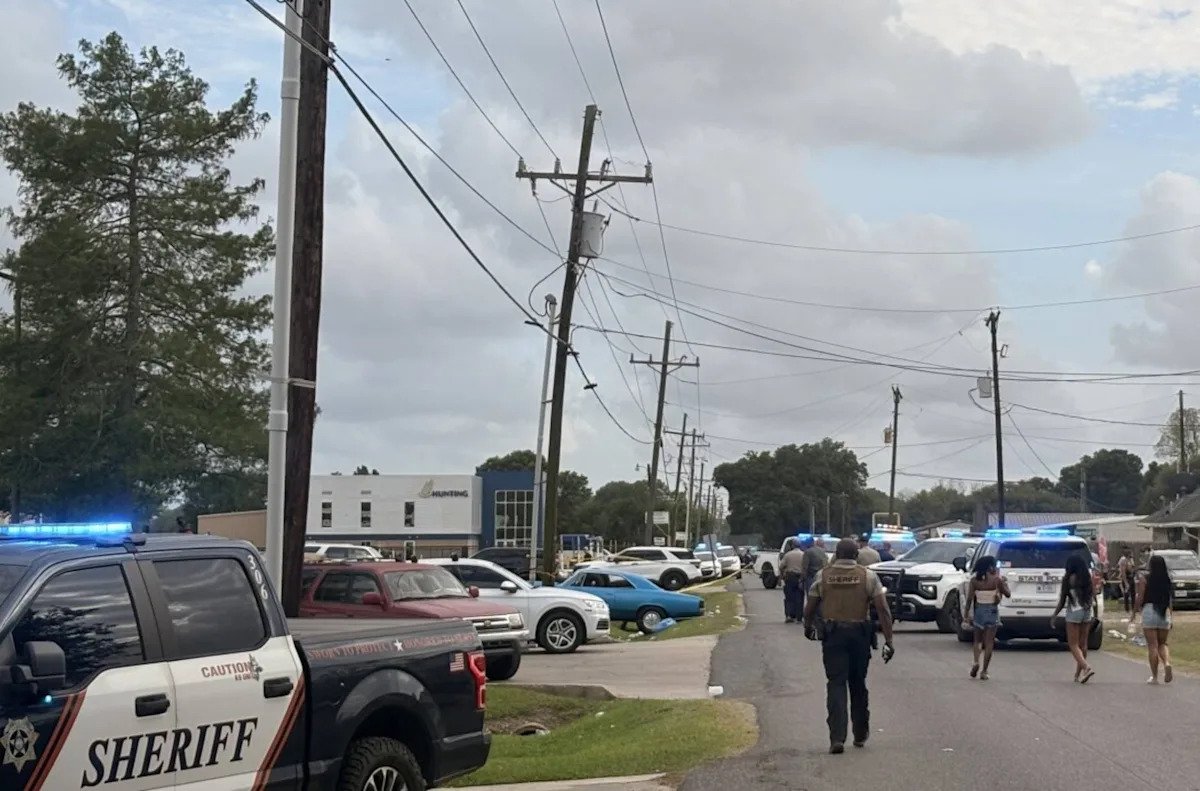 Un accident grav a avut loc sâmbătă după-amiază în Broussard, Louisiana, în timpul unei parade dedicate Anului nou Lao, soldându-se cu rănirea mai multor persoane, unele grav