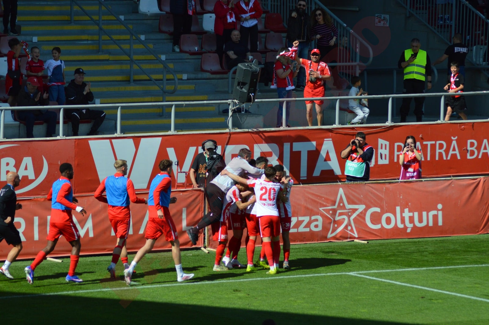 Play-out-ul din SuperLiga continuă să asigure meciuri spectaculoase și rezultate imprevizibile, atrăgând atenția pasionaților de fotbal din România