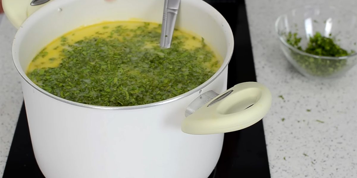 Greșeala FATALĂ în ciorba de miel: Arunc-o la gunoi, dacă pui ACEST condiment!