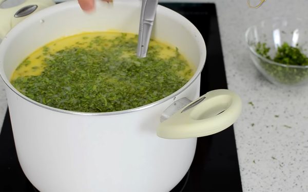 Greșeala FATALĂ în ciorba de miel: Arunc-o la gunoi, dacă pui ACEST condiment!