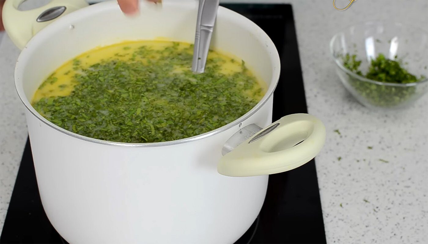 Greșeala FATALĂ în ciorba de miel: Arunc-o la gunoi, dacă pui ACEST condiment!