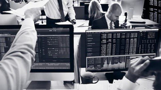 Prețurile petrolului au dat înapoi marți, în timp ce piețele fizice de țiței au atins cote record, traderii luând o pauză în contextul înrăutățirii crizei de aprovizionare