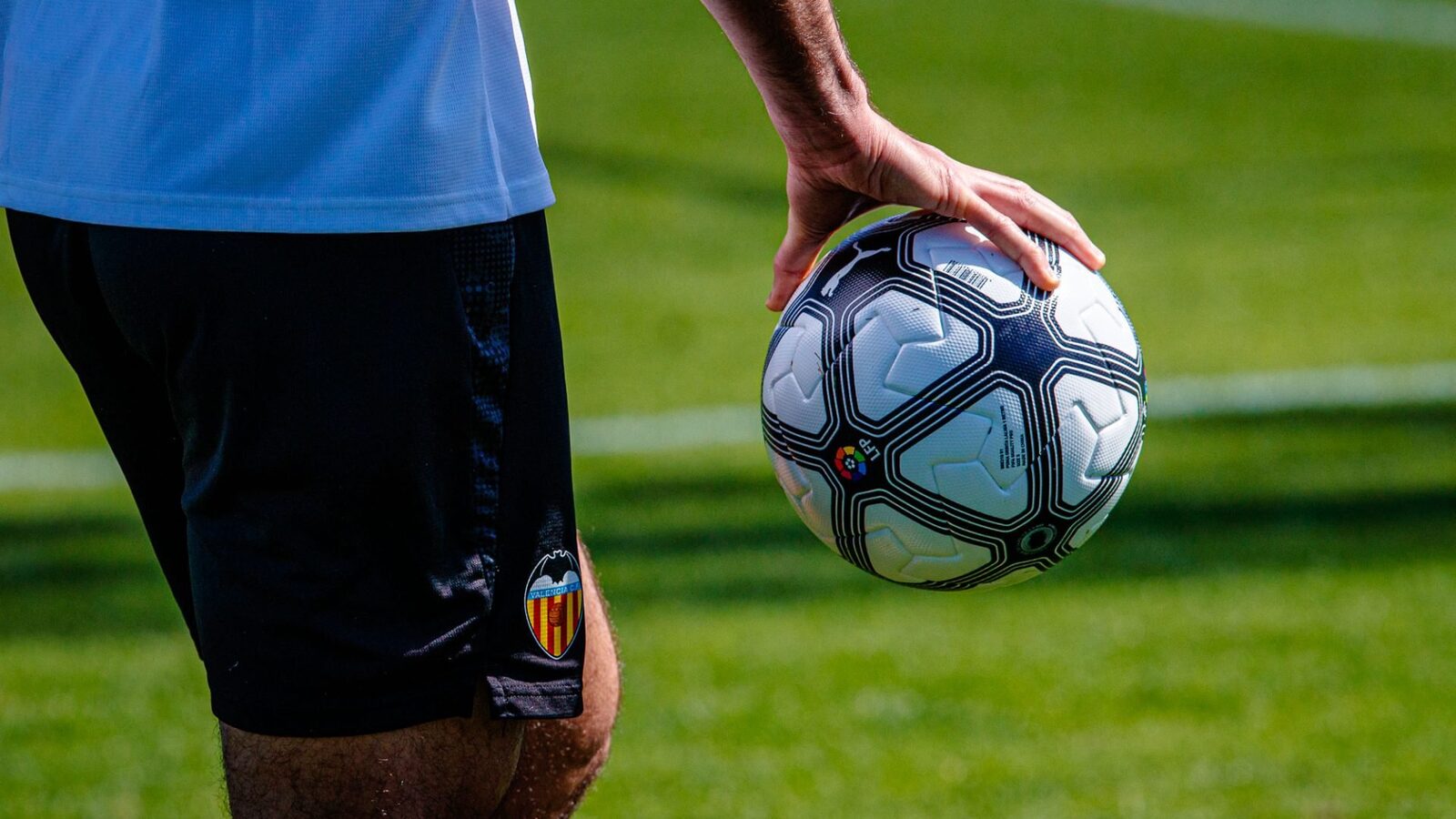 Valenciei îi dă de furcă Elche în „Retro Matchday” din LALIGA!