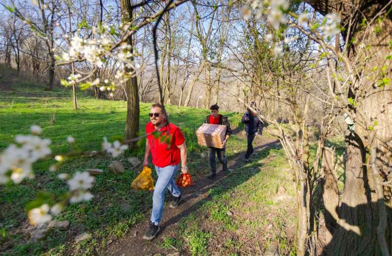 Campanie umanitară în zonele izolate ale județului Buzău Un grup de voluntari pasionați de off-road au desfășurat o campanie umanitară prin care au distribuit sute de pachete de alimente și produse esențiale familiilor și vârstnicilor din satele și cătunele îndepărtate ale județului Buzău