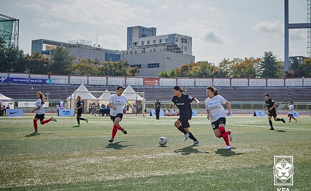 Coreea de Sud lansează un program extins de fotbal feminin pentru elevele de liceu și gimnaziu Asociația de Fotbal din Coreea a anunțat extinderea proiectului „2026 Kicki-Taka Female Soccer Club”, destinat dezvoltării fotbalului feminin în școlile secundare