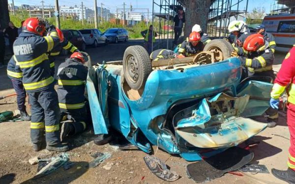 Avertisment Iași: O mașină a căzut de pe Pasarela Bucium