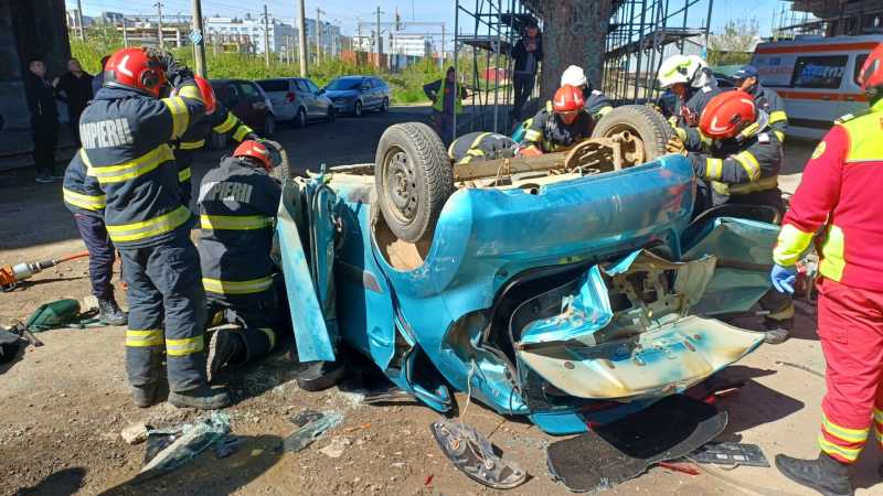 Avertisment Iași: O mașină a căzut de pe Pasarela Bucium