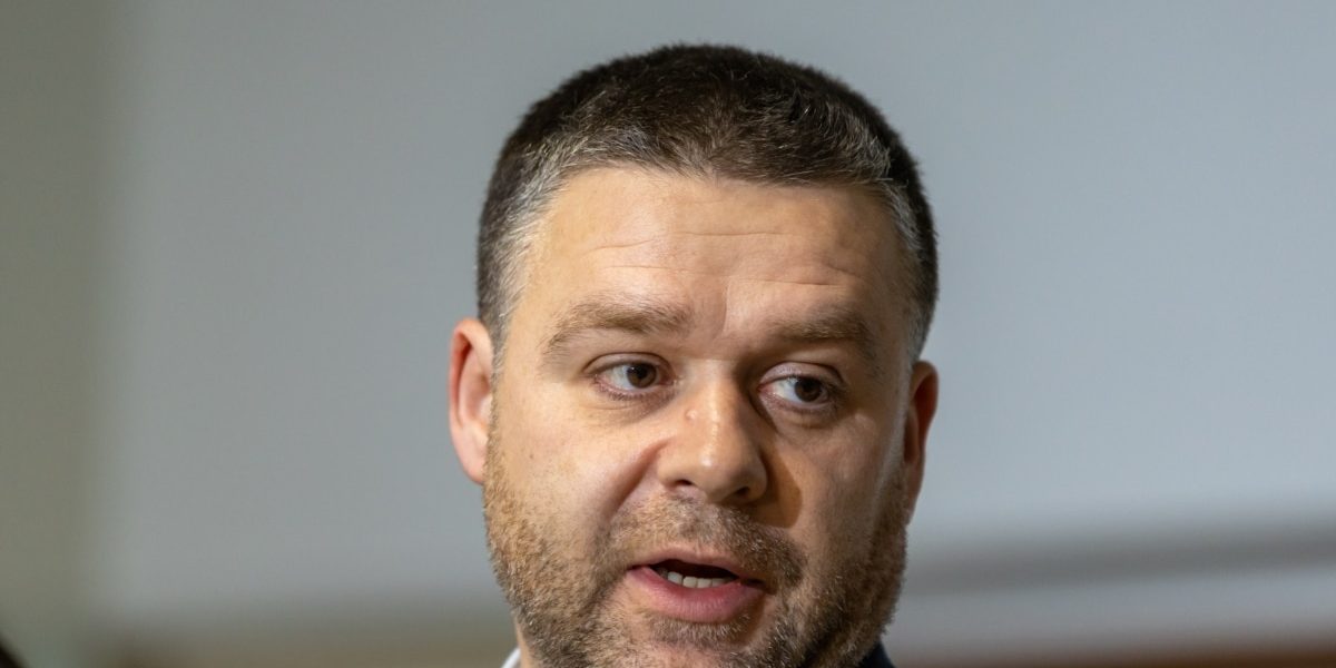 Sute de plecări în țară: Instituții comasate, haos în România