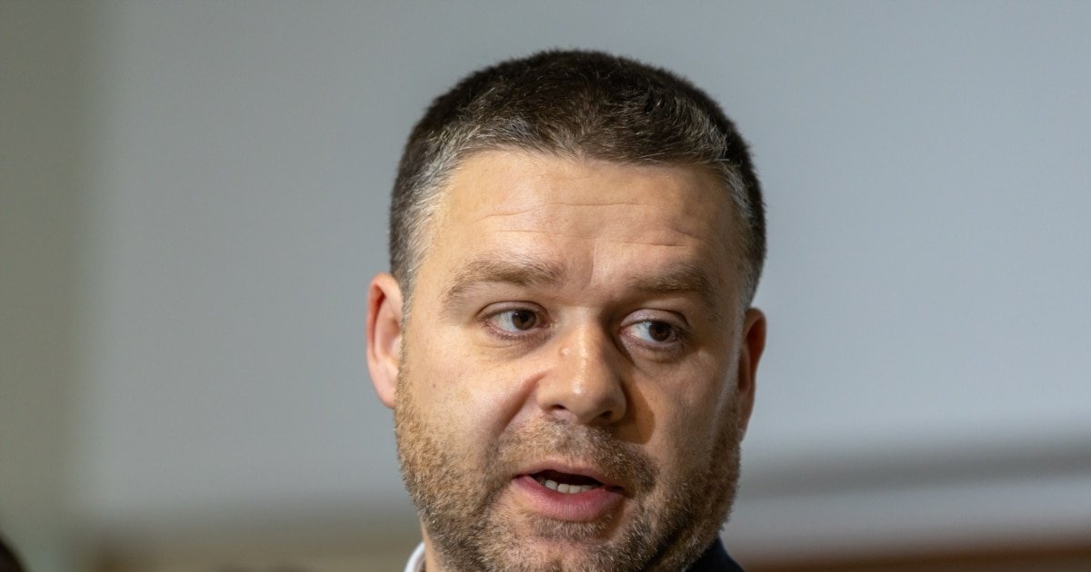 Sute de plecări în țară: Instituții comasate, haos în România