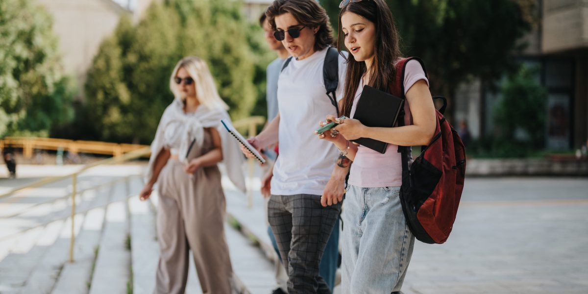 România, prima alegere pentru tineri: Ce-i reține pe loc?