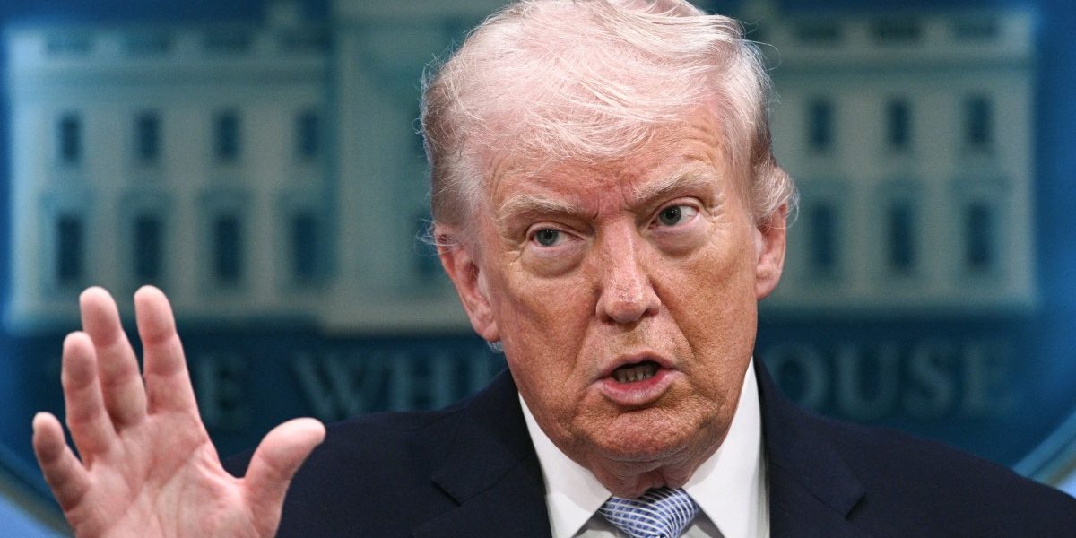 Democrații cer demiterea lui Donald Trump după amenințările cu Iranul