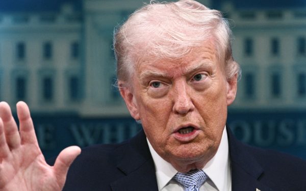 Democrații cer demiterea lui Donald Trump după amenințările cu Iranul