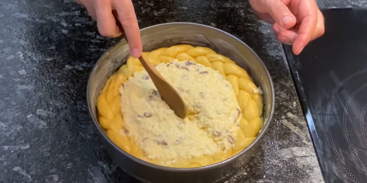 Pasca, simbolul inconfundabil al sărbătorilor Pascale, continuă să fie un deliciu culinar nelipsit de pe mesele românilor