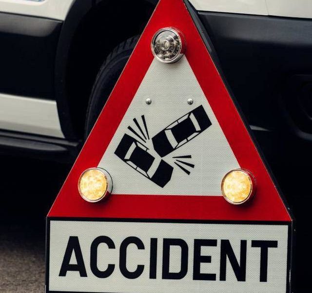 Tragedie în Caraș-Severin: Un mort și trei copii răniți grav într-un accident