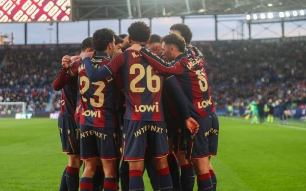 Echipa și fanii, singuri în fața pericolului