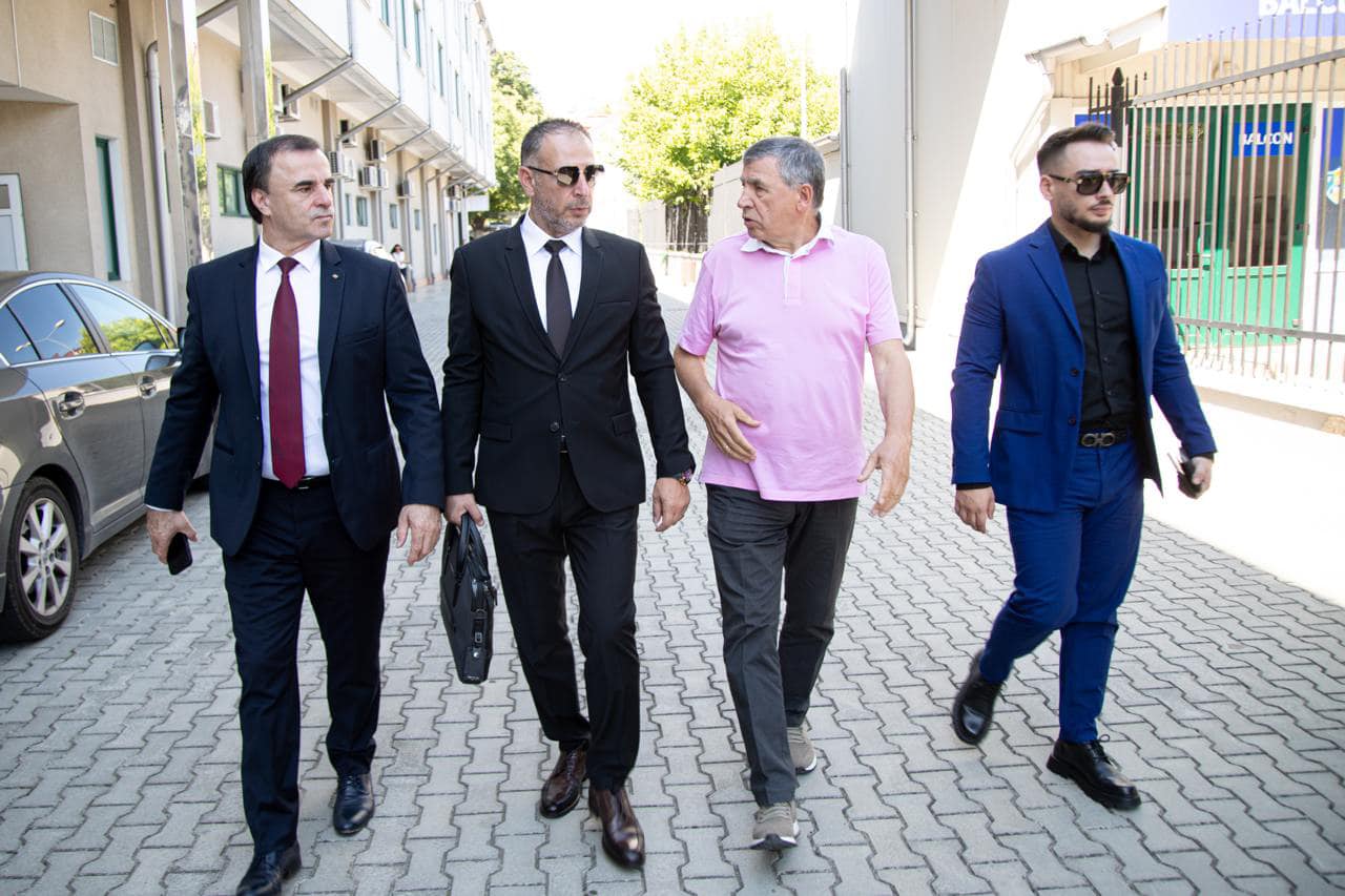 Implicarea familiei Bicuți în afacerea „Pozele ELENEI Lasconi”, un scandal care a zguduit campania prezidențială de anul trecut, ridică semne de întrebare cu privire la afacerile pe care le derulează LIVIU și ANDREI Bicuți, în special cele legate de fonduri publice