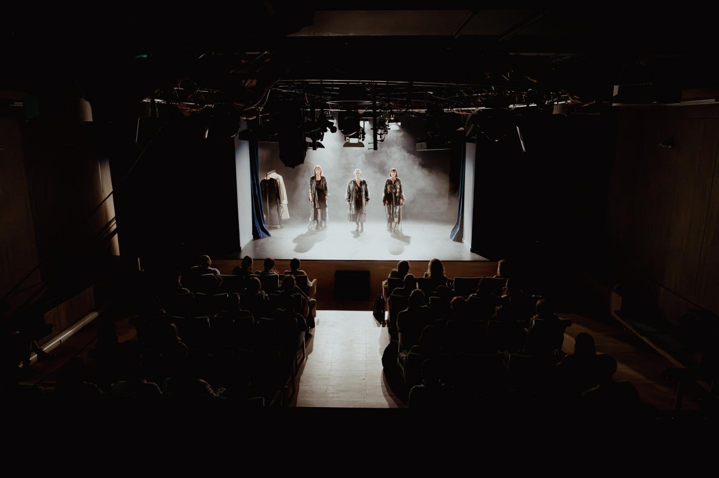 Teatrelli lansează un protest simbolic împotriva planurilor de comasare a instituțiilor culturale din București, decizie ce riscă să afecteze grav scena artistică locală