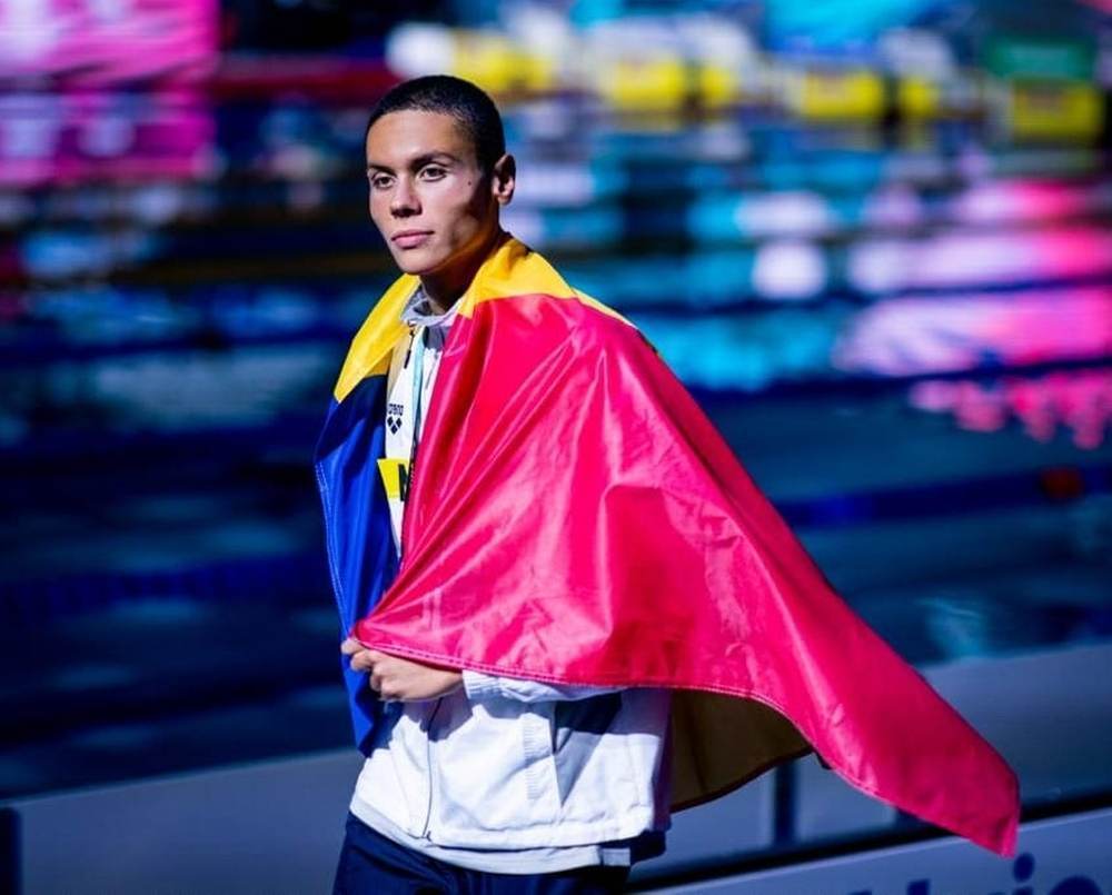 David Popovici își mobilizează susținătorii pentru o cauză caritabilă Campionul olimpic și înotătorul de talie mondială, David Popovici, s-a implicat din nou în proiecte de binefacere