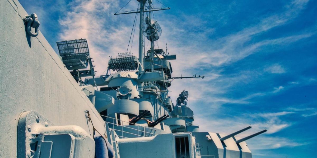 Iranul amenință: Navele militare, în vizor în strâmtoarea Ormuz