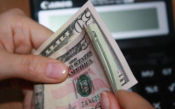 Dolarul cedează în fața tensiunilor din Iran, dar scăderea e limitată