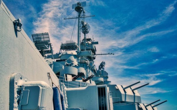 Iranul închide Strâmtoarea Hormuz: Tensiuni majore în Orientul Mijlociu