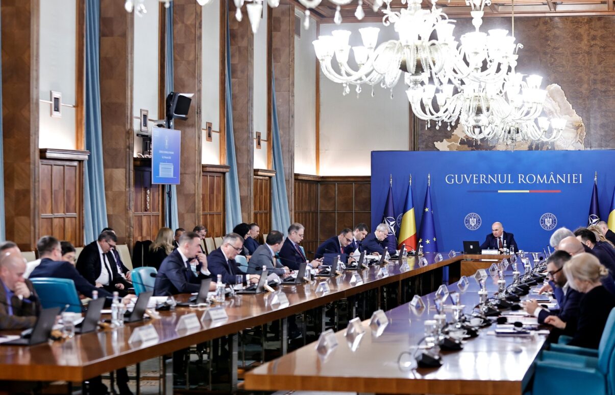 Guvernul României a început ședința de coaliție de joi dimineață cu un moment de reculegere în memoria antrenorului Mircea Lucescu, la propunerea premierului Ilie Bolojan