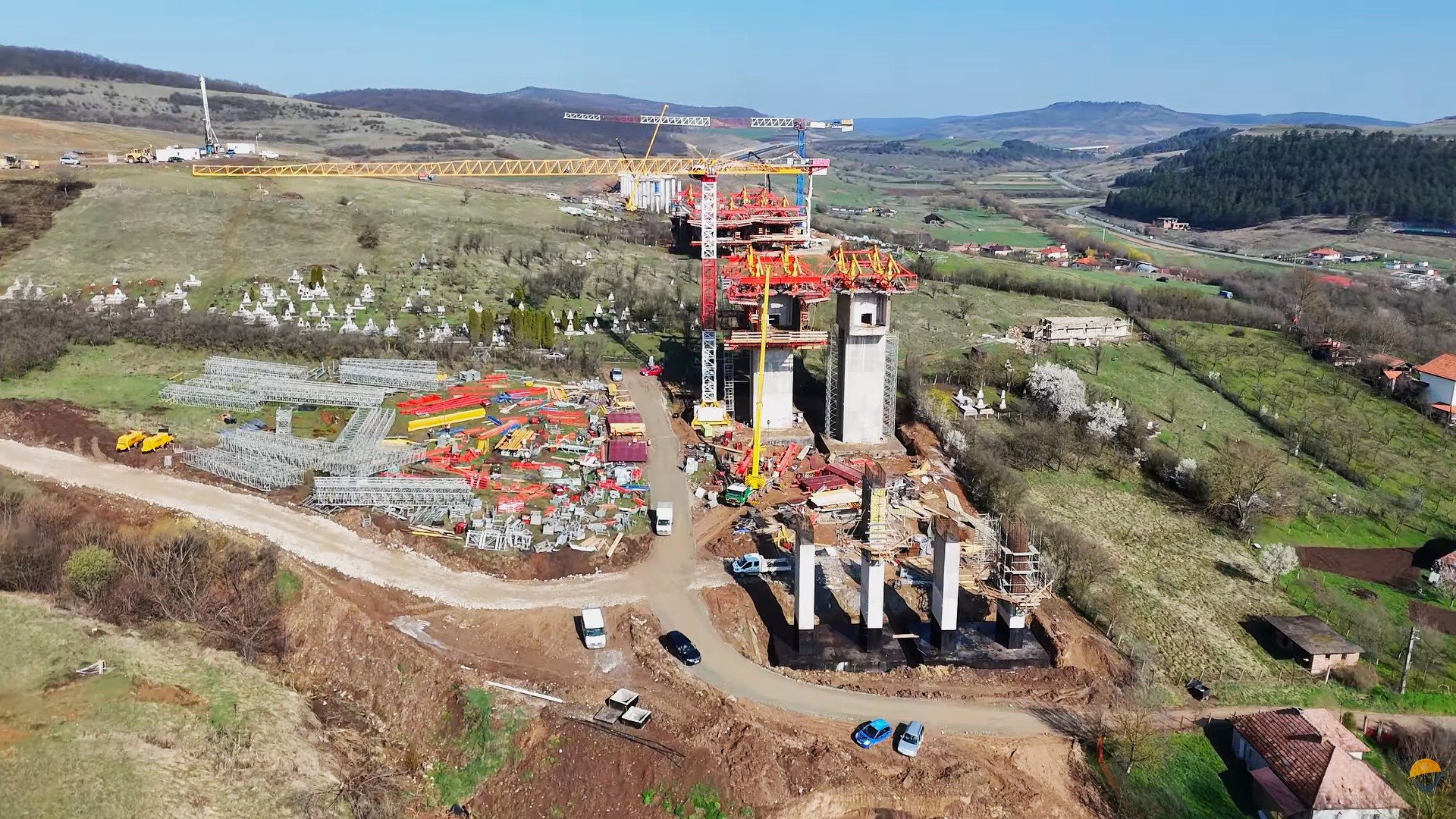 Autostrada Transilvania prinde contur în vestul județului Cluj Constructorul UMB a făcut progrese semnificative în finalizarea tronsonului Zimbor–Poarta Sălajului, parte integrantă din Autostrada Transilvania, în condițiile în care se apropie de finalizarea celui de-al doilea lot dintre Nădășel, în Cluj, și Poarta Sălajului, în Sălaj