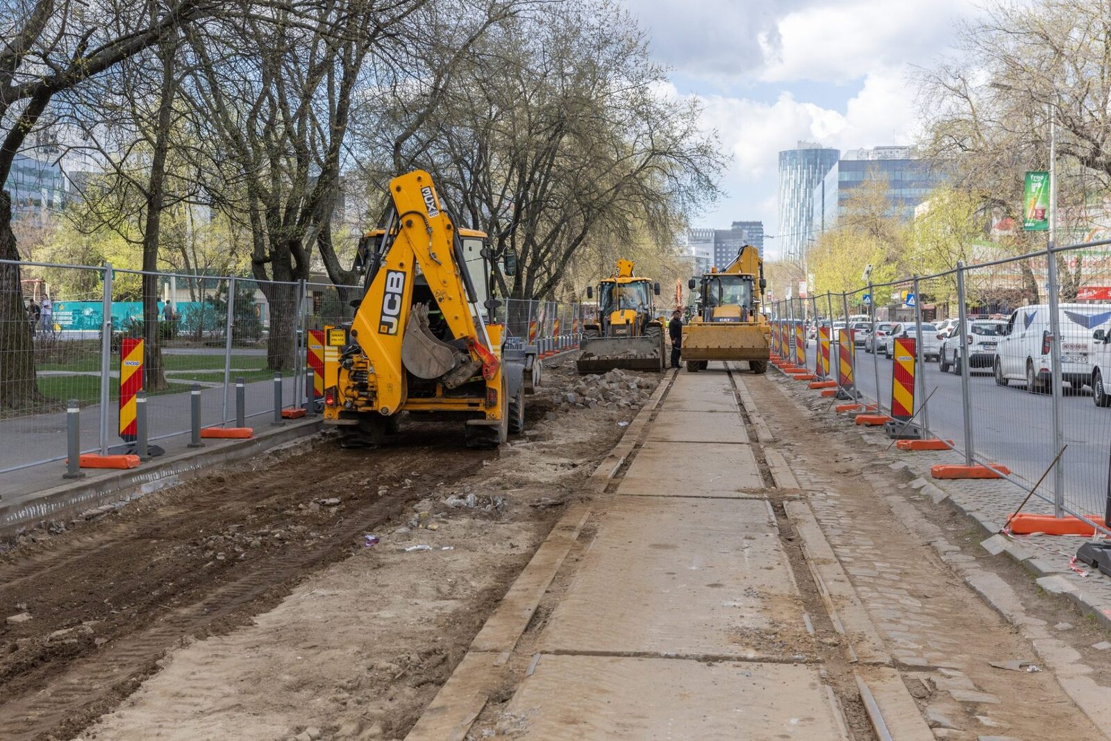 Lucrările de modernizare a liniilor de tramvai avansează în București Lucrările de modernizare a liniilor de tramvai din București sunt în plină desfășurare pe mai multe tronsoane, cu ample intervenții pe Lotul 6, unde au început la finalul lunii martie