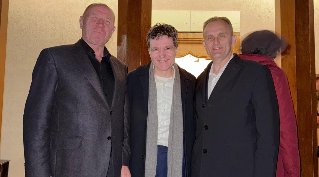 Nicuşor Dan, la mănăstire cu PSD-iştii. Imagini surprinse în Prahova