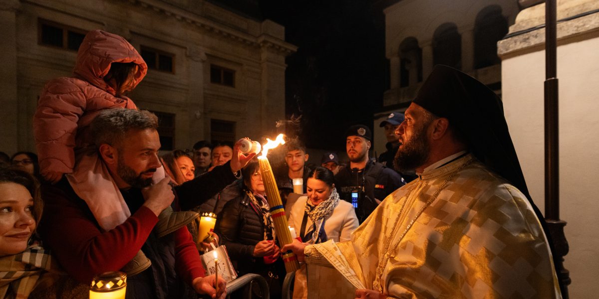 Învierea la Patriarhie: București le dă lumină credincioșilor ortodocși