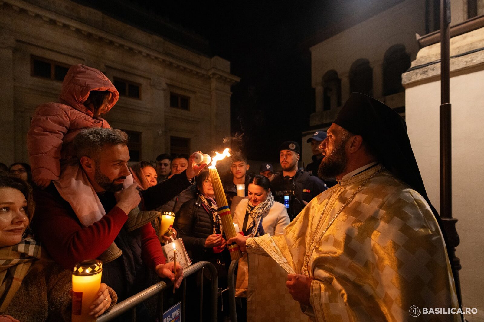 Învierea la Patriarhie: București le dă lumină credincioșilor ortodocși