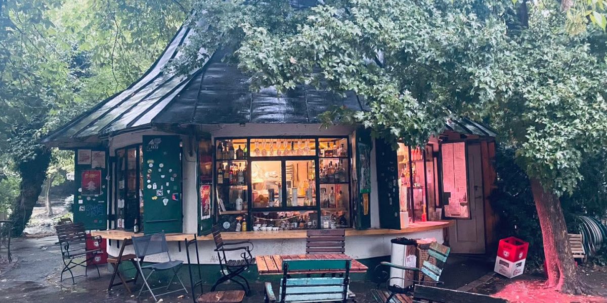 Mii de oameni revoltați: Ciucu, presat să renunțe la demolarea unei terase din Cișmigiu