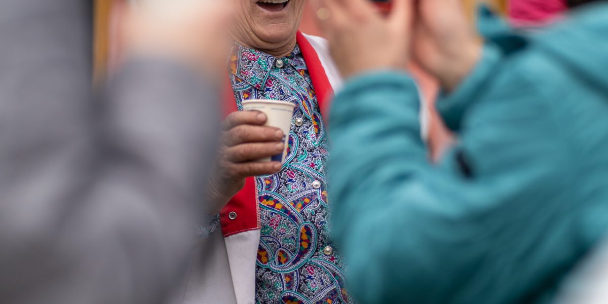 Maria Hoadrea, bunica din Sibiu, primește turiștii cu bucate tradiționale și țuică