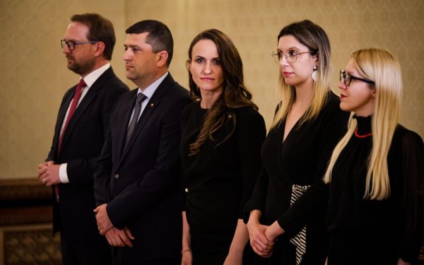 Nu vom ceda! Lupta pentru putere fără responsabilitate continuă