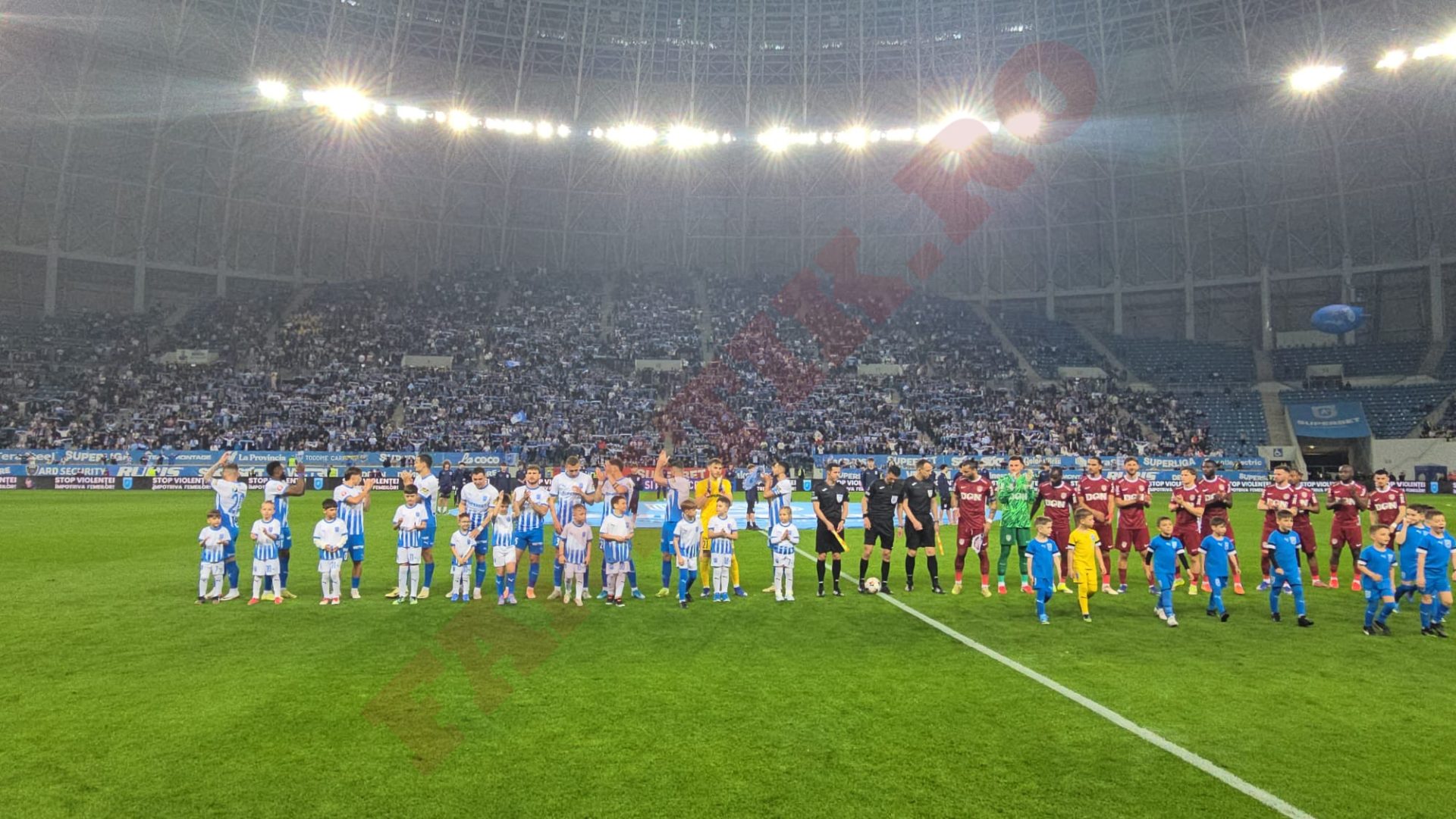 Nebunie la Universitatea Craiova în partida cu CFR Cluj, fanilor olteni le-au ieșit FOARTE ieșit din comun în peluză