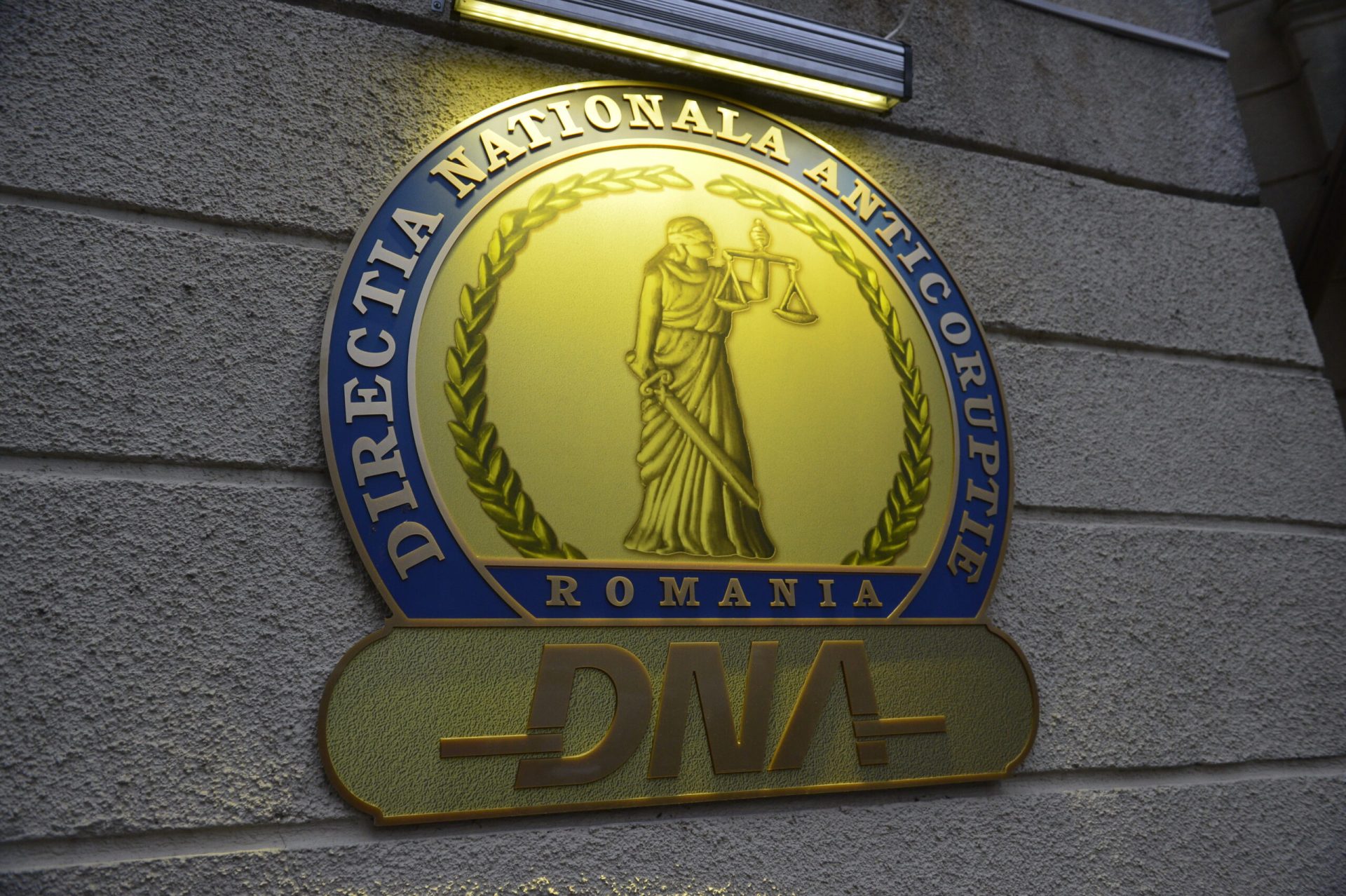 O anchetă DNA zguduie județul Argeș: Achiziții supraevaluate și prejudicii de sute de mii de lei Un dosar de corupție instrumentat de Direcția Națională Anticorupție (DNA) a fost trimis spre judecată la Tribunalul Argeș, vizând achiziții publice suspecte de la Direcția Generală de Asistență Socială și Protecția Copilului (DGASPC) Argeș